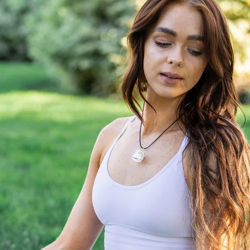 Vista 6 de AYANA - Collar con dije de cristal de selenita para mujer, piedra natal de Tauro, collares hechos a mano con piedras y cristales curativos genuinos