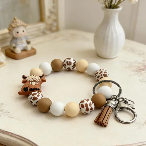 Vista 3 de Llavero pulsera de silicona de vaca, regalos de vaca para mujeres y niñas, llavero brazalete de vaca