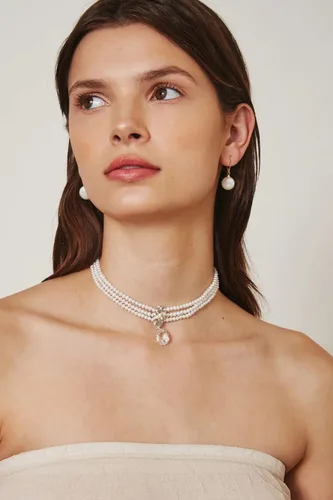 Vista 2 de Aretes de perlas blancas seleccionadas a mano, chapados en oro de 18 quilates, aretes de perlas colgantes para mujer
