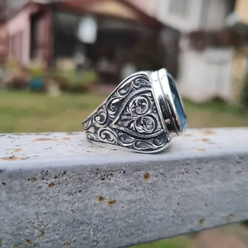 Vista 3 de LRESJJIUJ Anillo de acero inoxidable retro con circonitas cúbicas de corte cuadrado, sello de piedra tallada a mano, gema de topacio azul, anillo