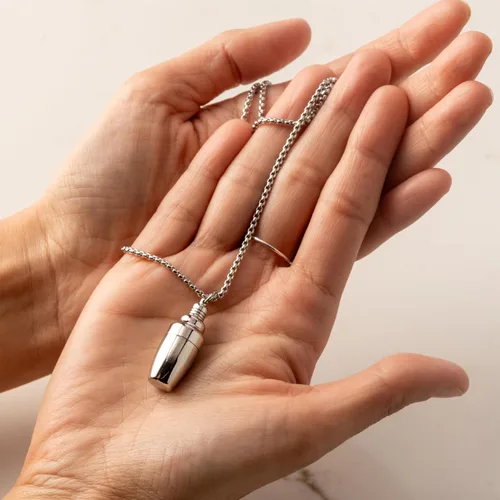 Vista 6 de Collar de coctelera más pequeño jamás - Colgante de acero inoxidable Accesorio de barra novedoso para camareros y amantes de los cócteles, Acero