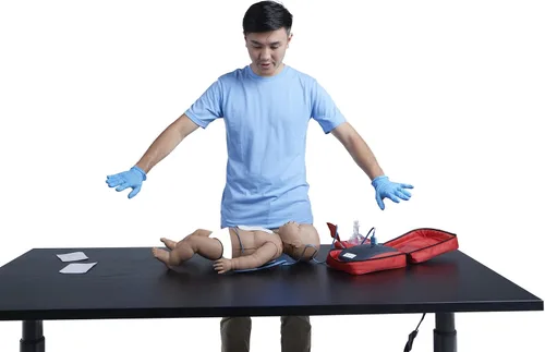 Vista 3 de American Red Cross AED Trainer con almohadillas adhesivas de gel para adultos y niños con estuche de transporte (individual) Dispositivo