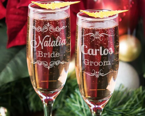 Vista 2 de Juego de 2 copas de champán personalizadas con nombre grabado para boda recién casados