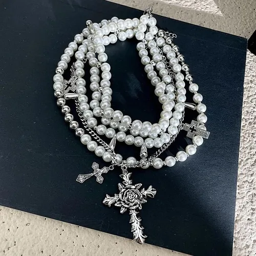 Vista 2 de Collar de perlas en capas con cruz gótica, collar apilado de perlas para mujer