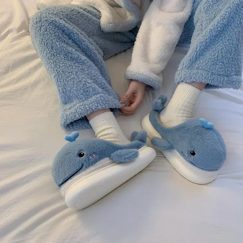 Vista 7 de XIXITIAO Lindas pantuflas de animales, pantuflas de ballena Kawaii de dibujos animados, zapatos de casa de felpa para mujeres y hombres, pantuflas