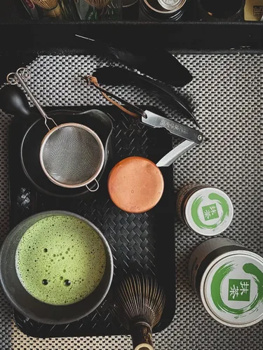 Vista 6 de Matcha Kari Juego completo de batidor Matcha - Cuenco, tamiz y cuchara Negro