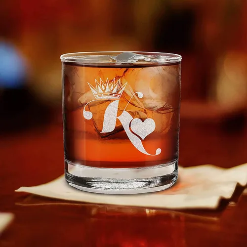 Vista 6 de shop4ever® King & Queen of Hearts - Juego de regalo para parejas, vaso de whisky grabado y copa de vino sin tallo, set de regalo para él y ella