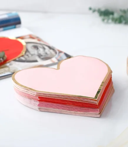 Vista 3 de Servilletas de corazón – Paquete de 48 – Servilletas en forma de corazón a granel desechables para decoraciones del día de San Valentín, servilletas