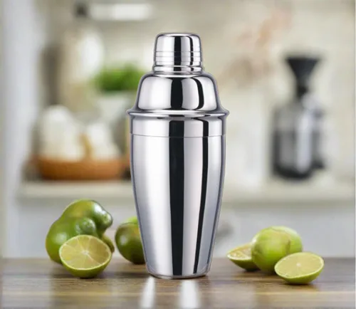 Vista 2 de Cuisinox Coctelera de acero inoxidable de 24 onzas, coctelera con acabado espejo, colador y tapa integrados, coctelera de barra resistente 18/10