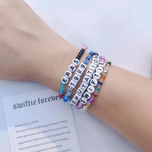 Vista 4 de JALZEMPL 5Pcs Taylor Eras Tour Swiftie Bracelets Lover 1989 Reputation Mid Friendship Bracelet Beads Set Lover Era Taylor Outfit Inspired Lover