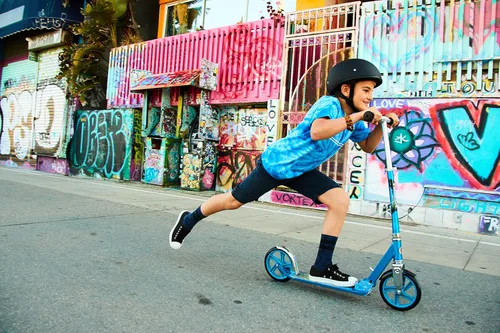 Vista 2 de Razor Patinete A5 Lux Kick para niños de 8 años en adelante, ruedas de uretano de 8 pulgadas, acabado anodizado con colores y gráficos llamativos
