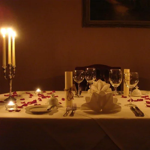 Vista 4 de Pétalos de rosa artificiales de seda para noches románticas, bodas, fiestas, decoraciones de flores de aniversario (negro, 3000 unidades)