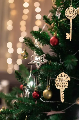 Vista 5 de Paquete de 16 adornos para llaves de «Our First Christmas in Our New Home», juego de adornos para árbol de Navidad, decoración colgante de árbol