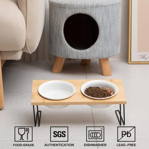 Vista 2 de Sweejar Cuencos elevados de cerámica para gatos, cuencos pequeños para perros, cuenco elevado inclinado en 15° con soporte de madera maciza