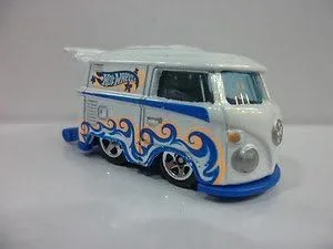 Vista 2 de 2013 Hot Wheels HW Showroom - Blanco Volkswagen Kool Kombi "Micro Volkswagen Drag Bus" Escala 1/64