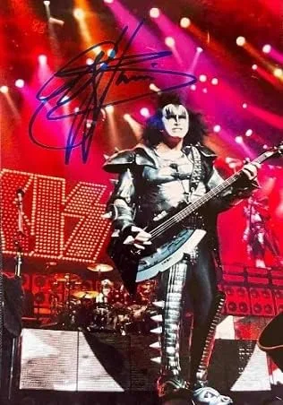 Vista 2 de Foto autografiada enmarcada de Gene Simmons de Kiss con certificado de autenticidad