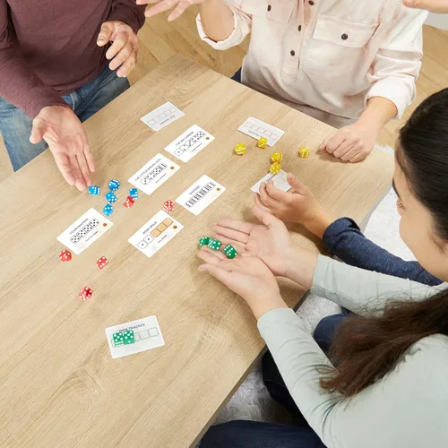 Vista 4 de Hasbro Gaming Yahtzee Frenzy Juego de dados y cartas, juego de dados de ritmo rápido, juegos de cartas para familias y niños, juegos familiares
