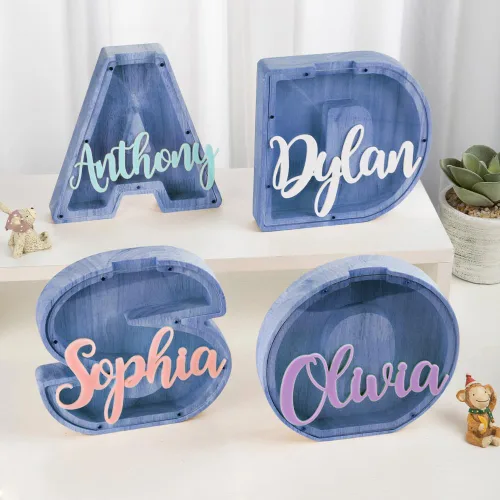 Vista 2 de callie Hucha personalizada con múltiples fuentes con texto multicolor grabado, caja de dinero personalizada de madera con inicial para niños