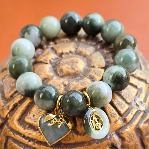 Vista 6 de Pulsera de jade tailandés de 0.55 pulgadas – Cuentas redondas a rayas verdes naturales Pulsera elástica de energía curativa con dije de corazón