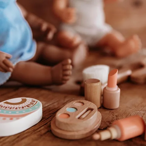 Vista 5 de Miniland Set de belleza de madera para muñecas, juego de accesorios de calidad con 6 piezas de madera y 1 funda de transporte para almacenamiento
