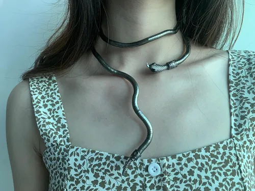Vista 2 de Pulsera de serpiente flexible LAKIYOYO para mujer, gargantilla punk ajustable - Collar de medusa flexible multiuso, joyería de Halloween
