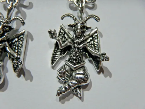 Vista 2 de Silvertone Baphomet & Sigil of Lucifer - Pendientes góticos en ganchos de acero quirúrgico hipoalergénico, Metales, No es una piedra preciosa