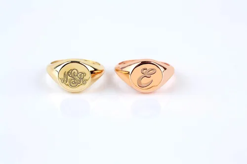 Vista 3 de Anillo de sello de forma redonda para mujer en oro macizo de 9K, 14K y 18K, Chevalier de oro personalizado, inicial grabada, regalo, RN320