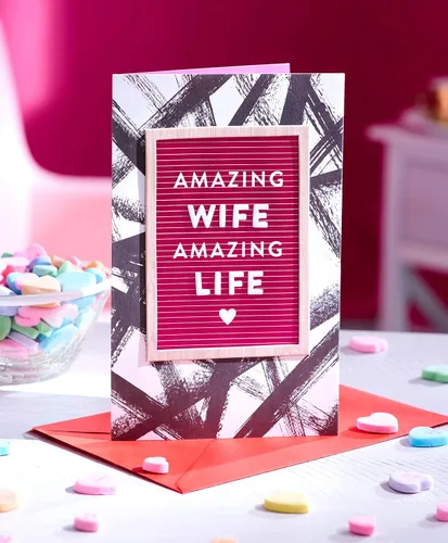 Vista 6 de American Greetings Tarjeta de San Valentín para esposa (In Love With You)