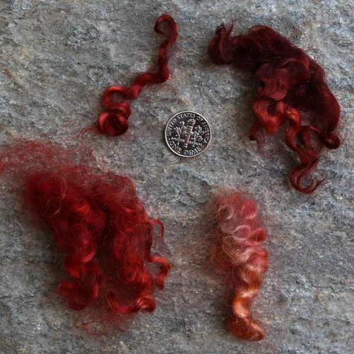 Vista 2 de Cierres de mohair reales. Fibra de lana teñida a mano orgánica para cabello y pelucas de muñeca, fieltro, mezcla, hilado, tapices y adornos. Henna