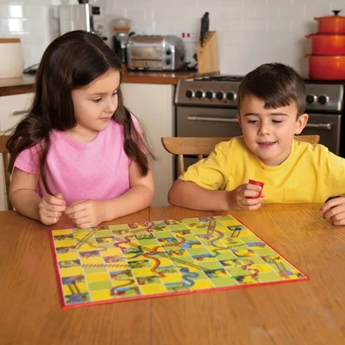 Vista 5 de Juego de mesa Ludo serpientes y escaleras.(versión en inglés)