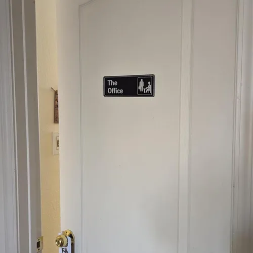 Vista 5 de Letrero de oficina, autoadhesivo, 9 x 3 pulgadas, placa de nombre para puerta o pared, acrílico (negro y blanco)