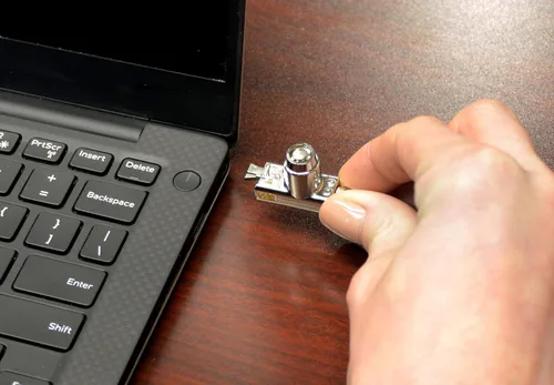 Vista 3 de TZ03T Cerradura de cuña ultra compacta con llave de barril para portátiles Dell Latitude