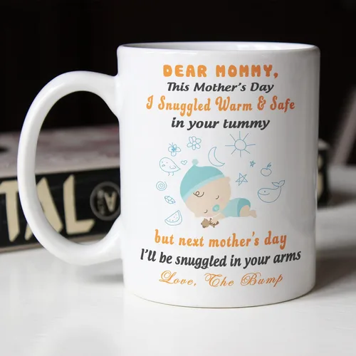 Vista 5 de Taza de anuncio de embarazo de Navidad – Regalo de mamá esperada de Baby Bump – Taza de café para madre futura – Regalo de revelación de bebé