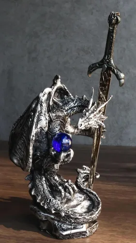 Vista 2 de Ebros Gift Dragón blindado de plata legendario sosteniendo orbe azul y espada draconiana abrecartas escultura escultura decorativa para el hogar