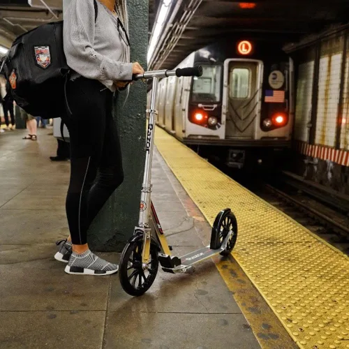 Vista 4 de Razor Patinete A6 Kick para niños de 8 años en adelante, manillar extra alto y cubierta más larga, ruedas de uretano de 10 pulgadas, tecnología