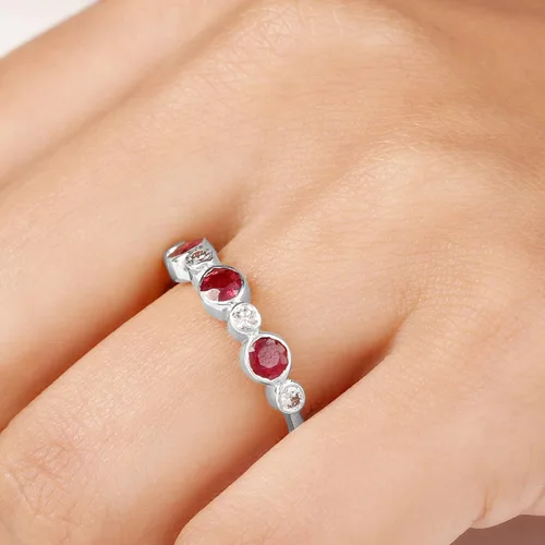 Vista 4 de Piedra natal de julio, juego de bisel certificado Ruby Alternate Half Eternity Band con moissanita