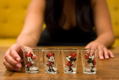 Vista 3 de Silver Buffalo Disney Minnie Mouse Poses - Paquete de 4 mini gafas, 1.5 onzas