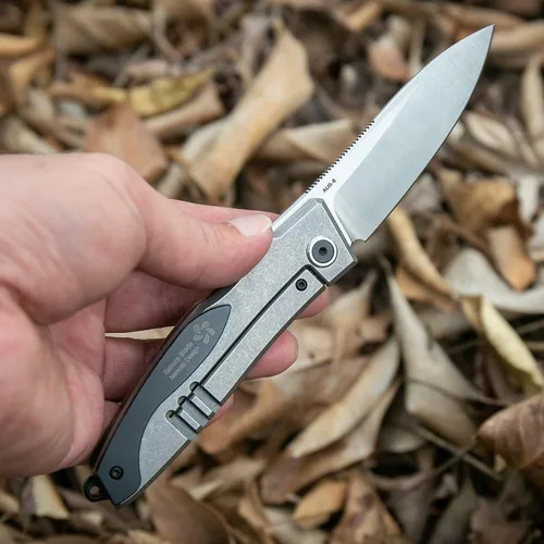 Vista 2 de KATSU Cuchillo de bolsillo plegable japonés, diseño de hoja Sakura Nemoto (gris)
