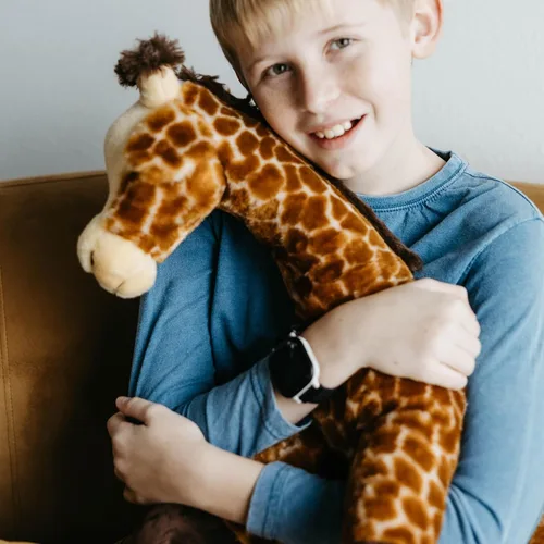 Vista 2 de The Petting Zoo Peluche de jirafa, regalos para niños, animales salvajes del zoológico Onez, juguete de peluche jumbo de jirafa de 24 pulgadas
