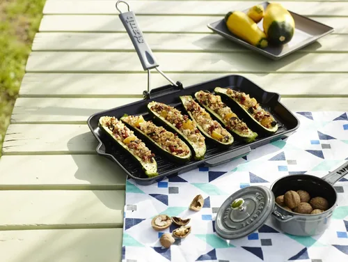 Vista 2 de Staub Parrilla plegable rectangular de hierro fundido de 13.4 x 8.3" - Negro mate, fabricada en Francia