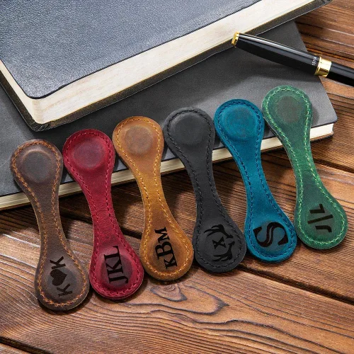 Vista 2 de Marcapáginas con inicial personalizable, regalo para ella, con monograma de letras personalizadas, de cuero, para amantes de los libros, lindo