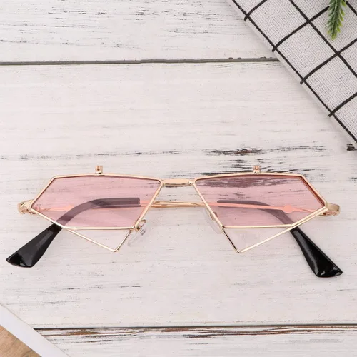 Vista 6 de Amosfun Lentes estilo punk, lentes con forma de ojo de gato, lentes de sol a la moda, color gris (marco dorado) para mujer