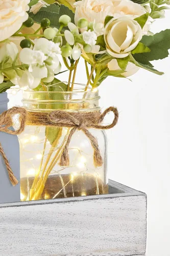 Vista 6 de Mkono Luces de Frasco Mason Centro de Mesa Decoración de Mesa para Comedor Bandeja de Madera Estilo Granja con 3 Frascos Flores Piezas Centrales
