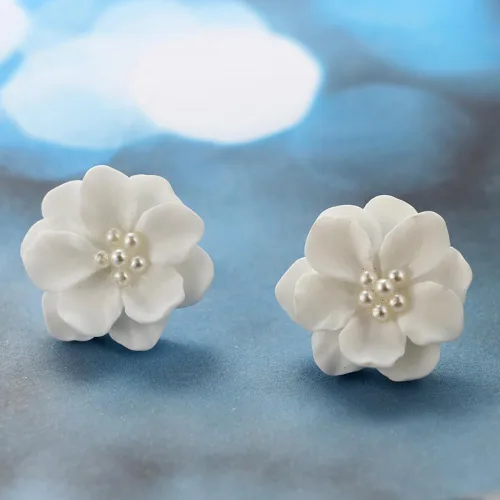 Vista 7 de Exaggeration - Aretes bohemios de perlas para mujer, flor de camelia, perlas blancas, aretes de tuerca Blosson, regalos de joyería de boda