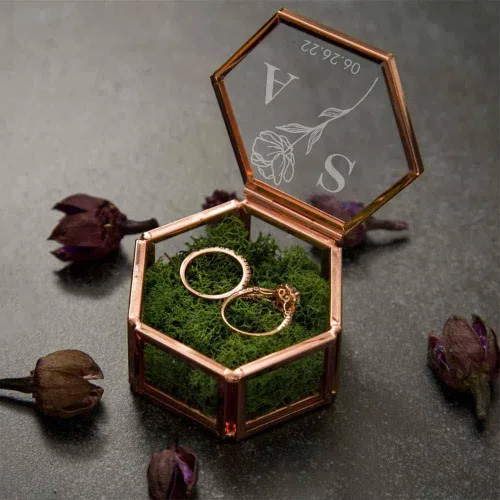 Vista 3 de Getname Necklace Caja de anillo de vidrio hexagonal personalizada con musgo para ceremonia de boda, caja de anillo de compromiso de cumpleaños