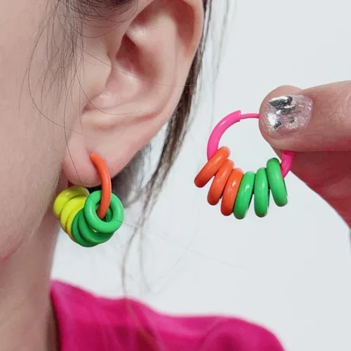 Vista 3 de Aretes de neón de los años 80 para mujer, coloridos aretes de aro redondos, 3 pares de aretes de acrílico geométricos retro para trajes de los años