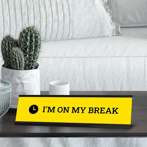 Vista 3 de Letrero de escritorio con texto en inglés "I'm On My Break", amarillo (2 x 8 pulgadas)