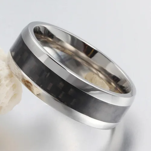 Vista 3 de Anillos de acero inoxidable negros para hombres, alianzas de boda para hombre, color plateado y negro, 0.315 in con incrustaciones de fibra