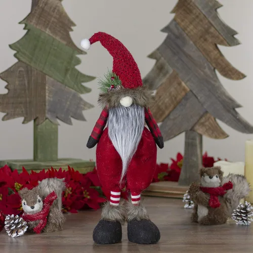 Vista 2 de Northlight Figura de Navidad de gnomo a cuadros de búfalo de pie con pino y bayas - 17 pulgadas