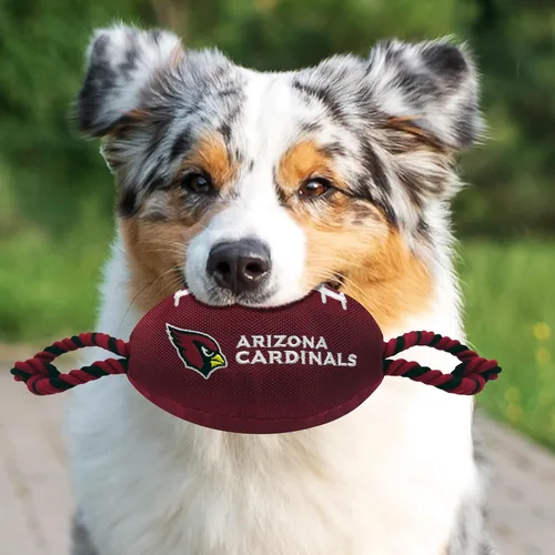 Vista 2 de Juguetes de fútbol NFL Arizona Cardinals para perros de Pets First, materiales de nylon de alta calidad, fuertes cuerdas de tracción, silbato